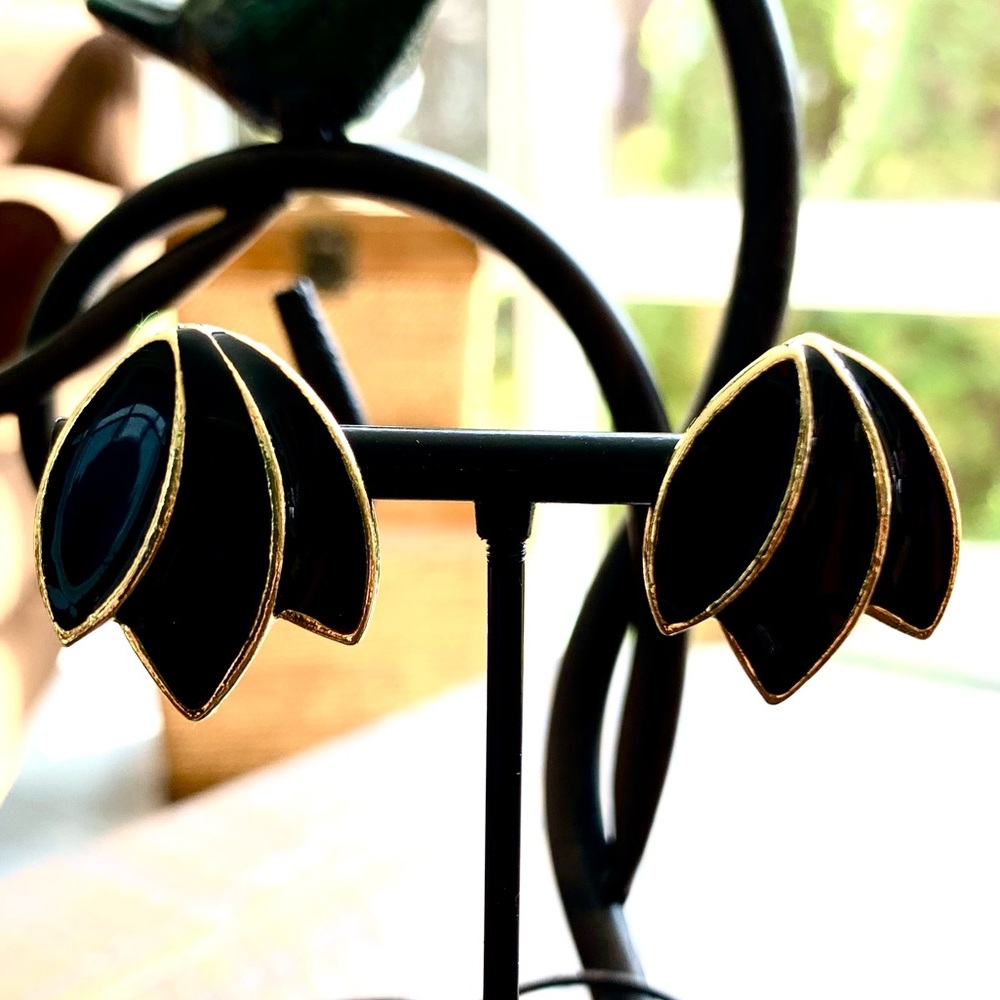 🌟 SALE $15 🌟 Vintage Inverted Tulip Gold Plated Black Enamel Pierced Earrings